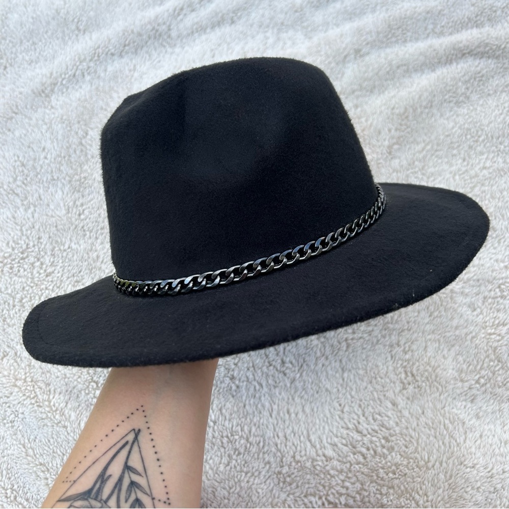 Women’s Fashion Hat w Silver Chain